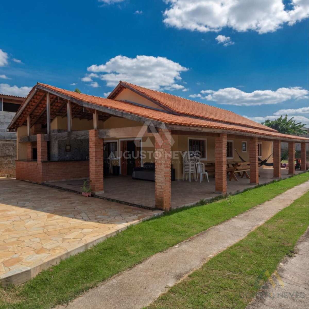  - Chácara à venda, com 4 quartos